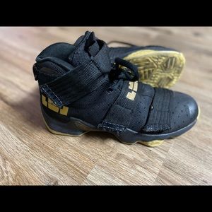 LeBron basketball shoes